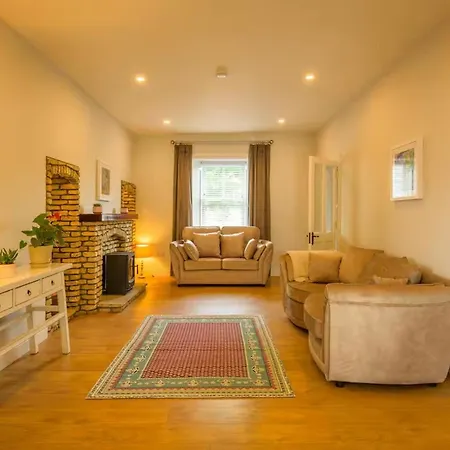 The Stone House Sleeps 10 With Parking Casa vacanze *
