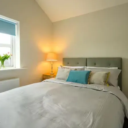 The Stone House Sleeps 10 With Parking