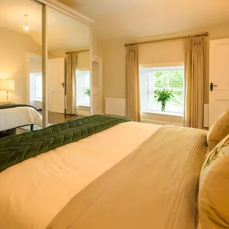 The Stone House Sleeps 10 With Parking