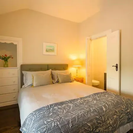 The Stone House Sleeps 10 With Parking Casa vacanze